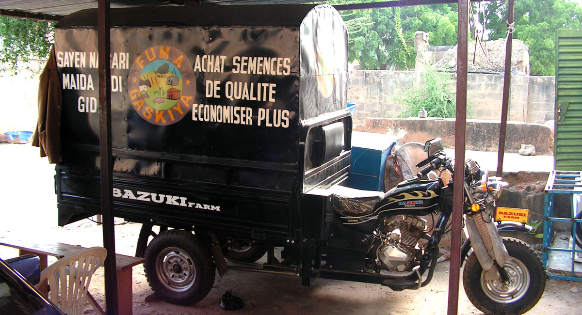 Mobile seed shop of the Farmer Federation FUMA Gaskiya in Niger